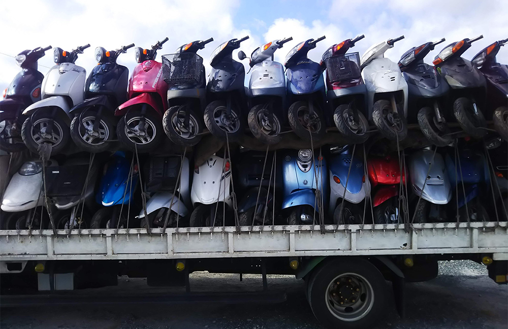 トラックに積まれた多くの買取スクーター